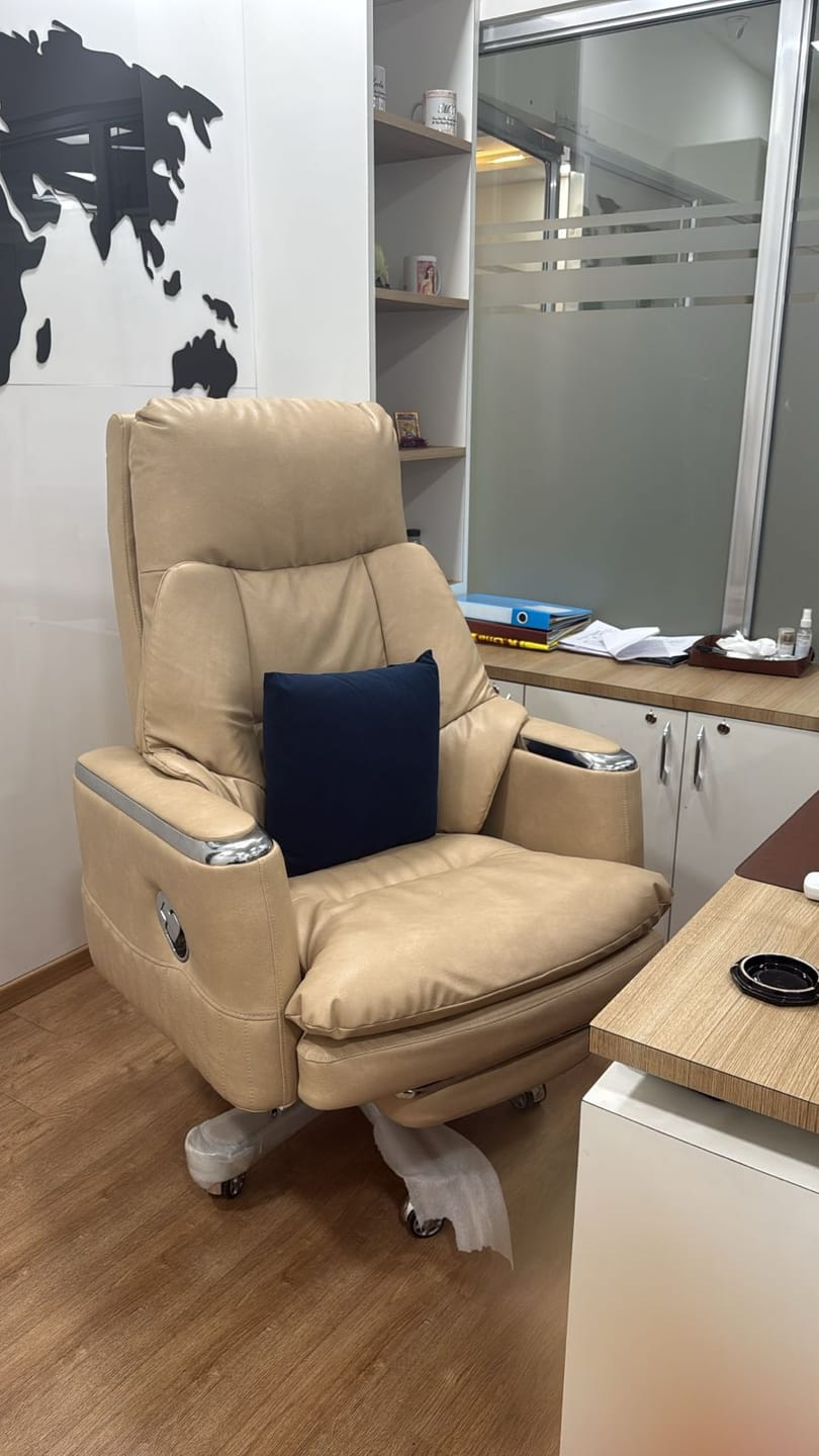Customer photo review of Ettorez MAGNUS Premium Leatherette Office Recliner