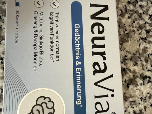 Kundenfoto: Nahaufnahme der Verpackung von NeuraVia für Gedächtnis & Erinnerung auf einer Arbeitsplatte.