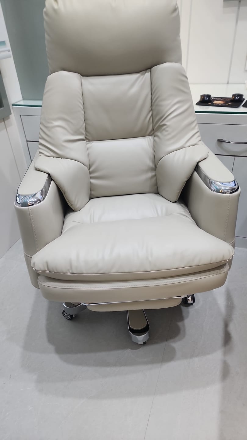 Customer photo review of Ettorez MAGNUS Premium Leatherette Office Recliner
