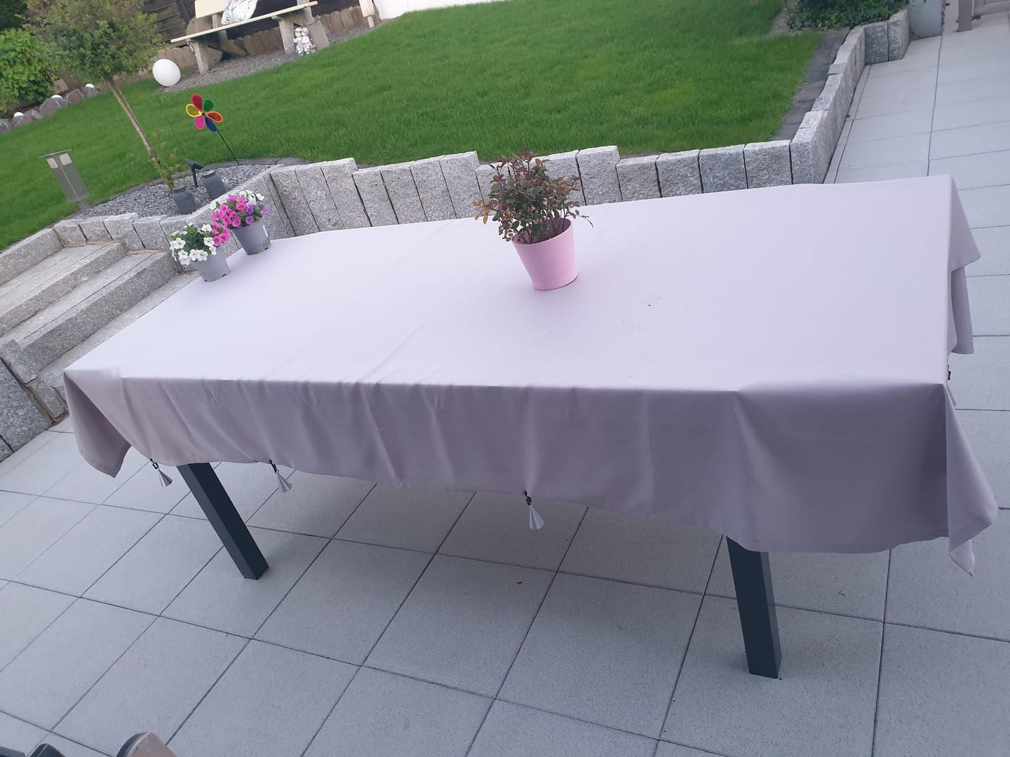Customer photo review of Leinen Optik Tischdecke eckig hellgrau