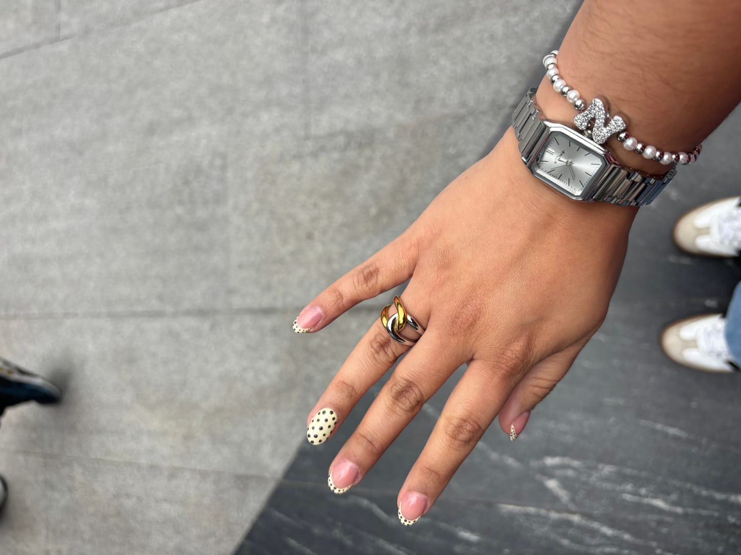 Customer photo review of Pulsera Bolitas Plateadas y Perlas Con Inicial Zirconias