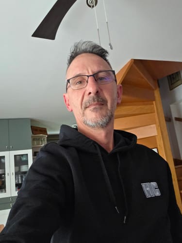 Client portant le sweat à capuche noir HC Argenté à l'intérieur, montrant le logo.