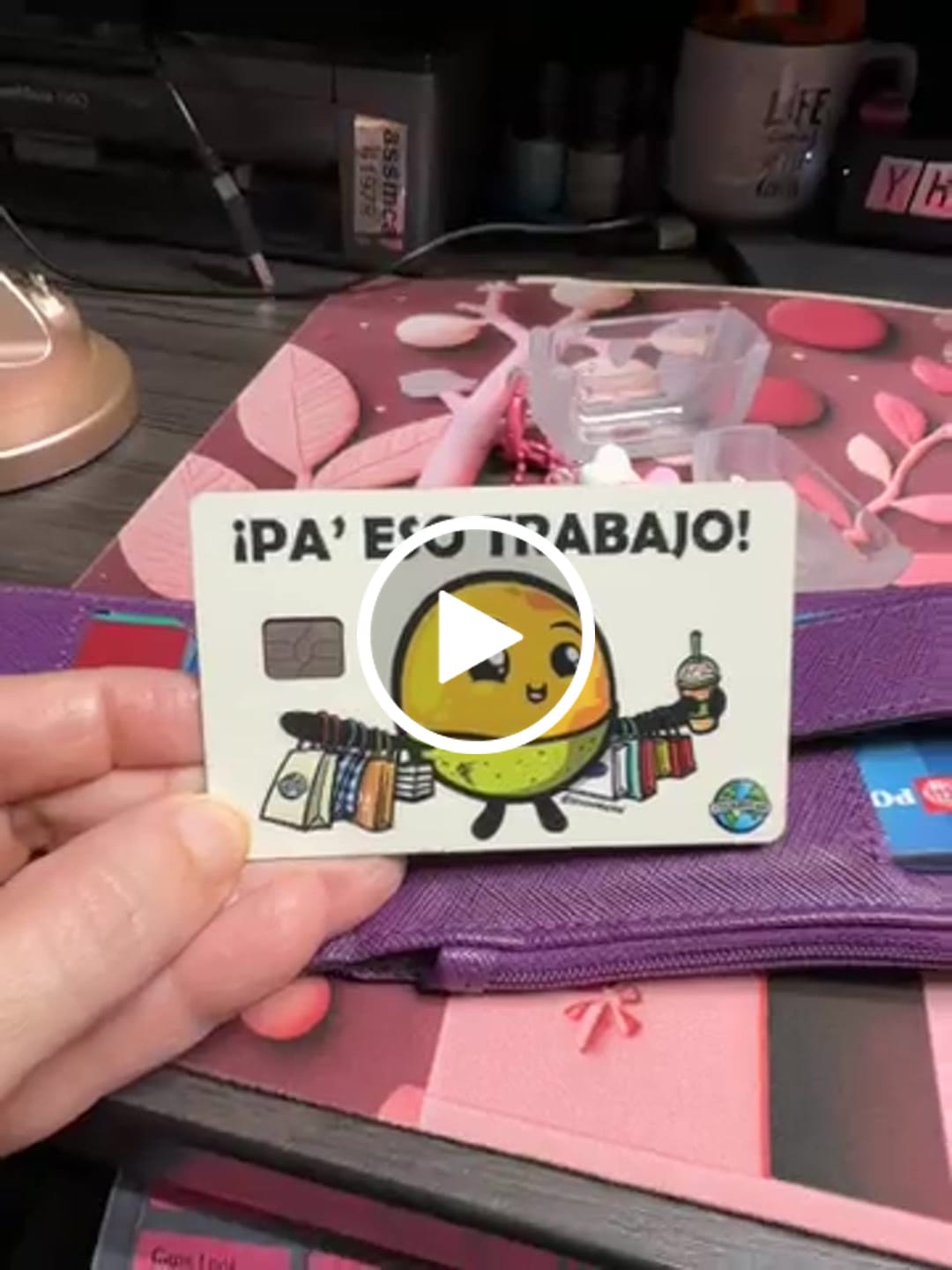 Customer video review of Pa’ Eso Trabajo - Sticker para Tarjeta de Crédito