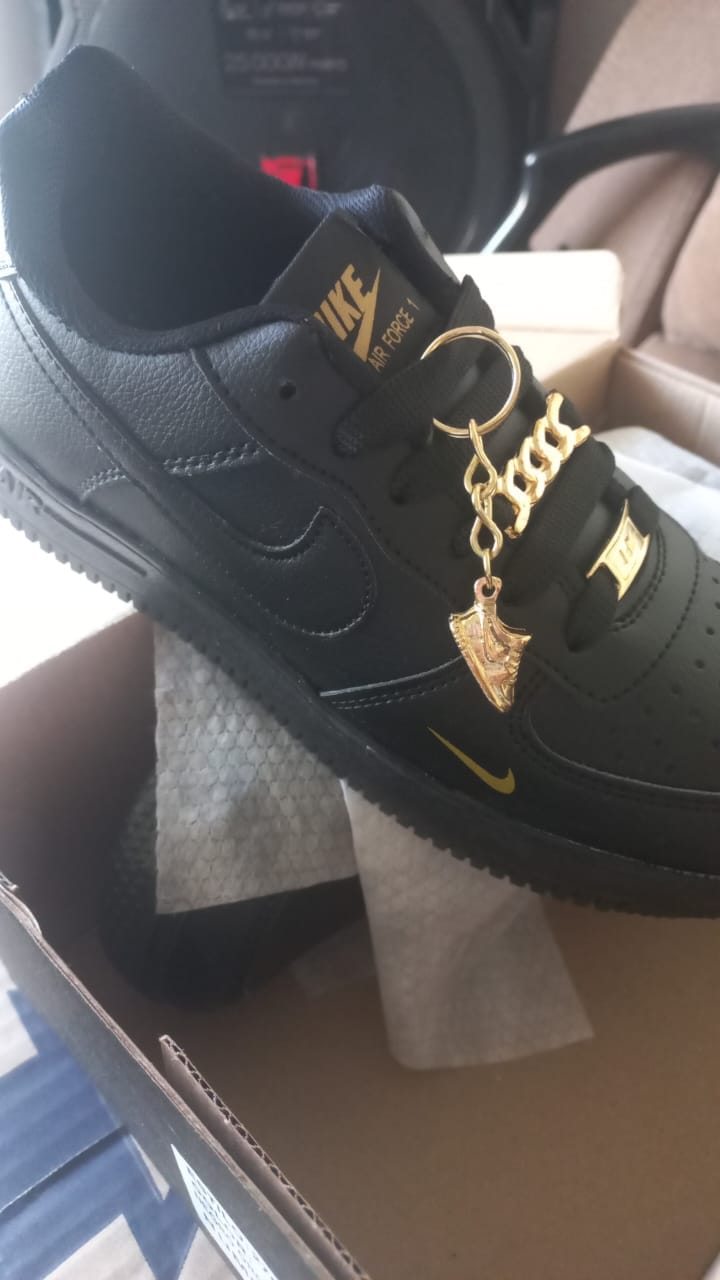 Customer photo review of Tenis 270 Negro Oro