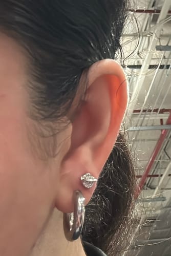 Customer photo review of Aretes Bold Hoops