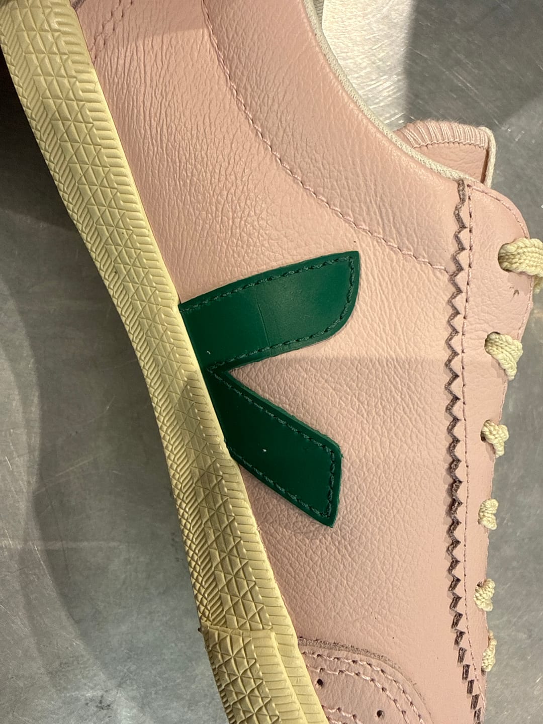 Customer photo review of סניקרס לנשים Volley O.T.