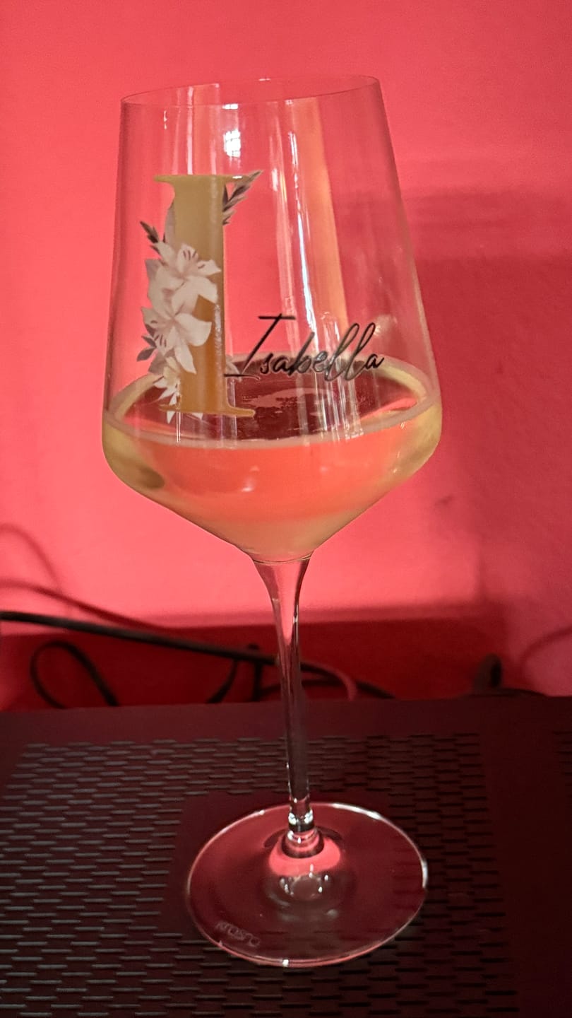 Customer photo review of Blume - Personalisiertes Weinglas mit Initiale und Namen für Dich und deine Freundinnen