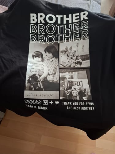 Kunde zeigt das personalisierte schwarze 'Brother'-T-Shirt mit drei Schwarz-Weiß-Fotos als Geschenk.