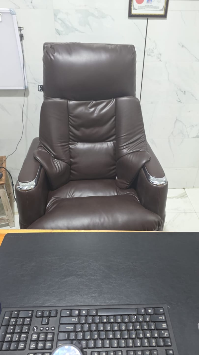 Customer photo review of Ettorez MAGNUS Premium Leatherette Office Recliner