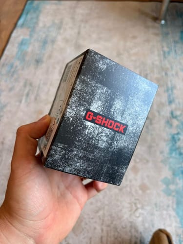 Cliente sosteniendo la caja del reloj Casio G-Shock Tough Solar.