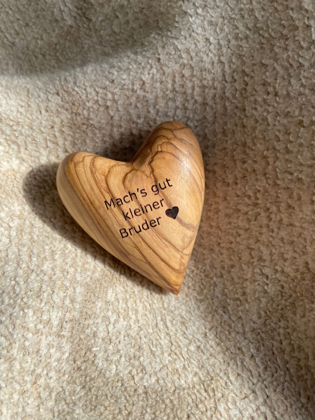 Customer photo review of Personalisiertes Olivenholz Herz Handschmeichler mit Gravur