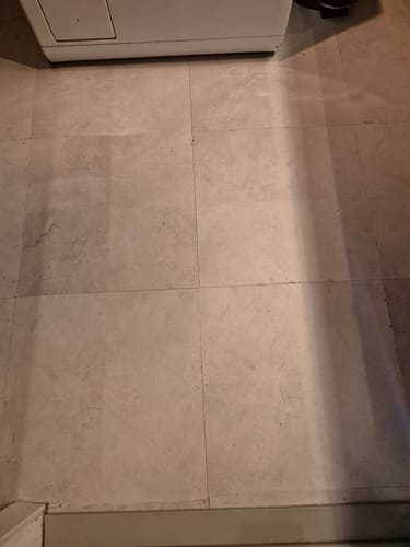 Kunde viser gulvet dekket med lys grå Mikrosement kontaktplast.