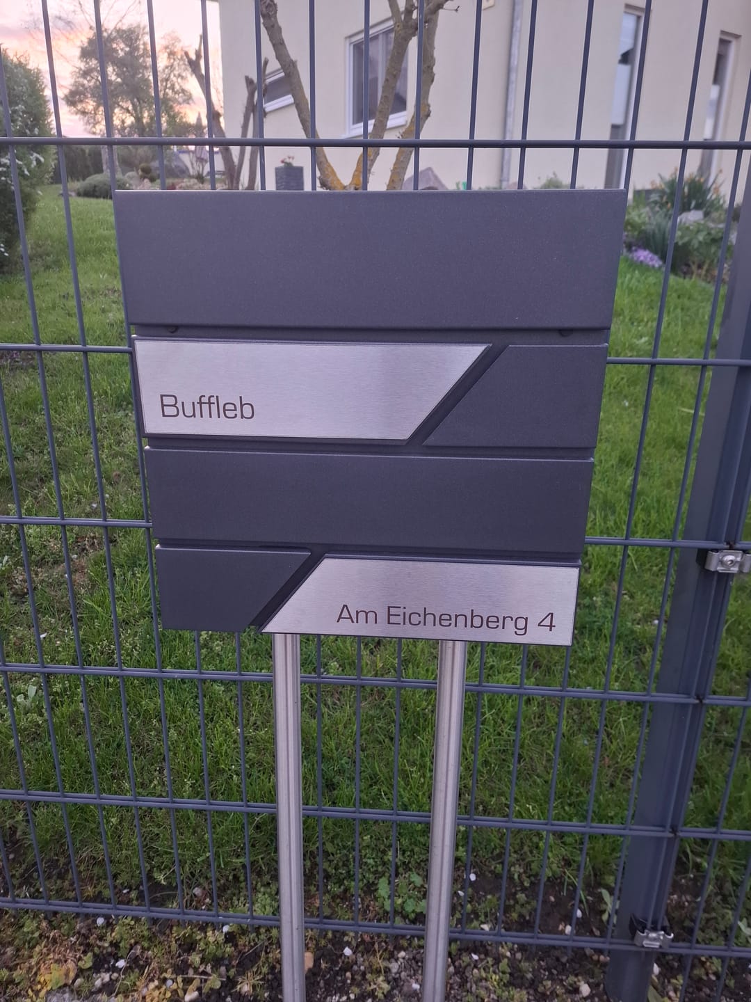 Customer photo review of AlbersDesign Briefkasten B1 Eisenglimmer (DB703) personalisiert mit Edelstahl-Schildern
