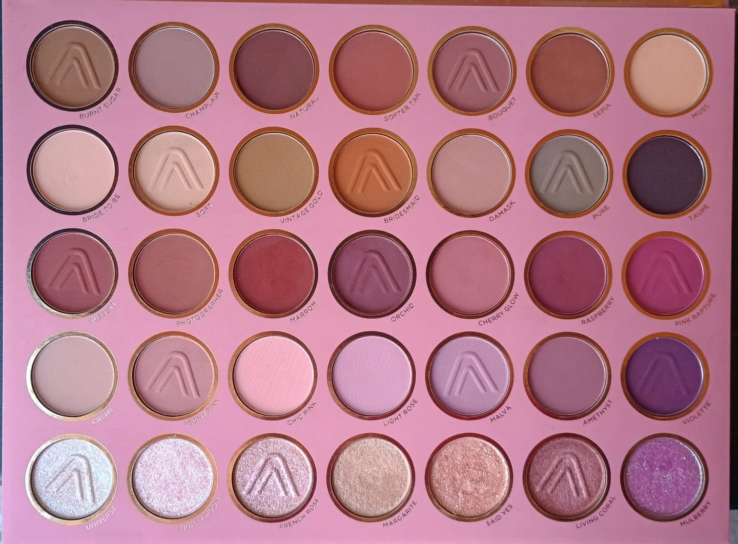 Customer photo review of PALETA DE SOMBRAS CLASSIC 35 TONOS