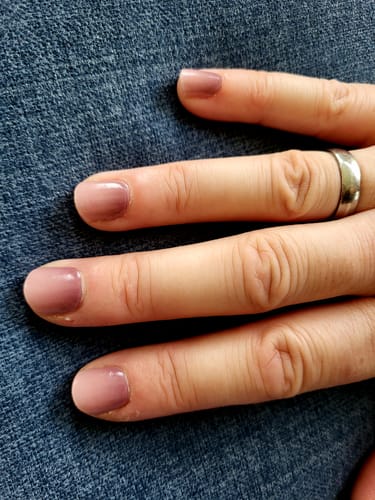 Nahaufnahme der Hand einer Kundin, die die 'Evening Out Ombré' UV-Gel-Nagelfolien nach einer Woche Tragezeit zeigt.