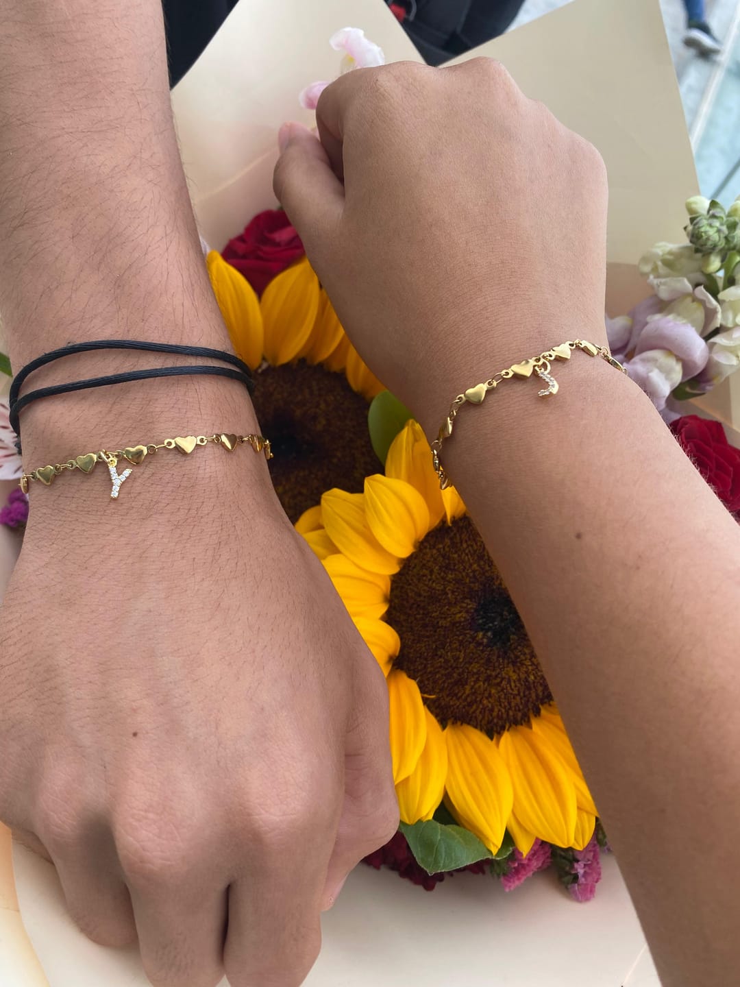 Customer photo review of CC Letra Mini (Pulsera y Collar Personalizado)