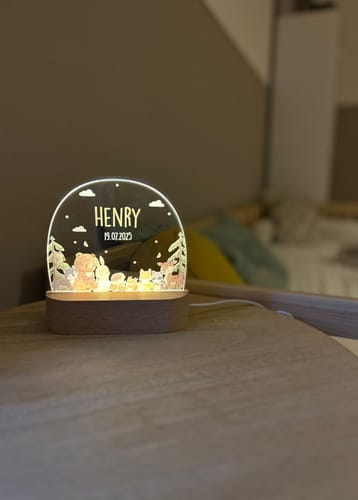 Kundenrezension: Das beleuchtete, personalisierte Nachtlicht mit Waldtiermotiv und dem Namen „Henry“ auf einem Nachttisch.
