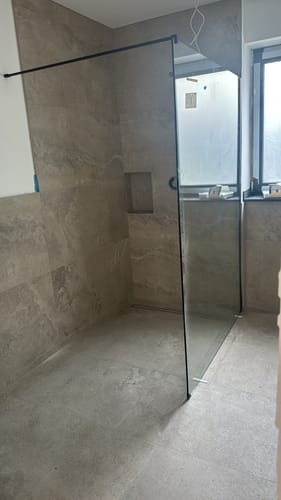 Customer photo review of SONNI Begehbare Dusche Duschabtrennung Duschwand 10mm Schwarz Duschabtrennung Duschkabine Nano ESG 80-140cm