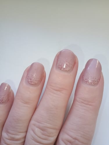 Bewertung einer Kundin: Hand mit kurzen Nägeln, die die glitzernden UV-Gel-Folien „Cupcake Sprinkles“ tragen.