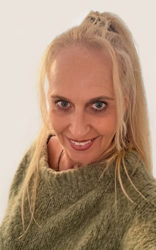 Kundin in einer Nahaufnahme mit dem flauschigen, grünen Ultra-Soft Off-Shoulder Knit.