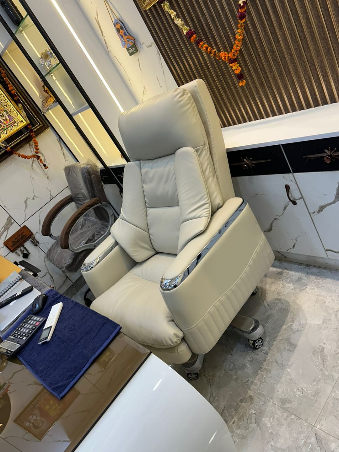 Customer photo review of Ettorez MAGNUS Premium Leatherette Office Recliner
