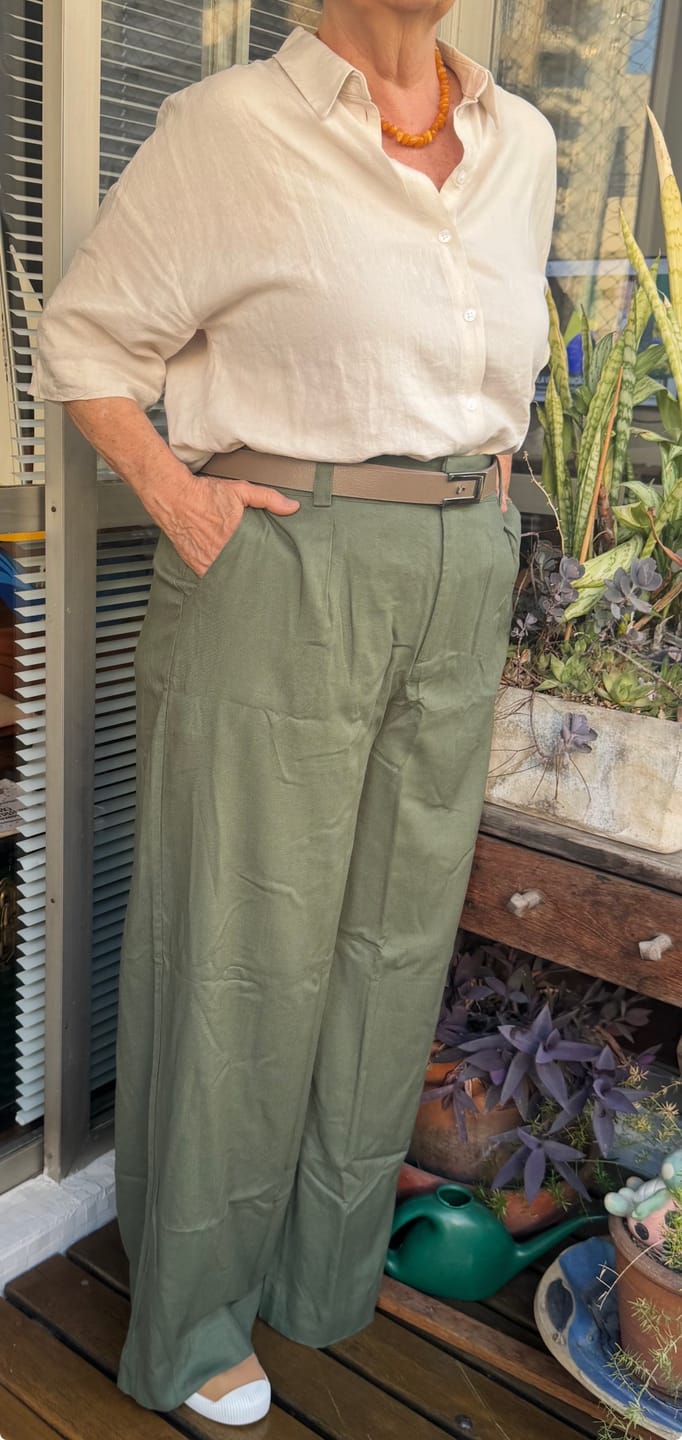 Customer photo review of Calça Pantalona Graviola Verde Escuro