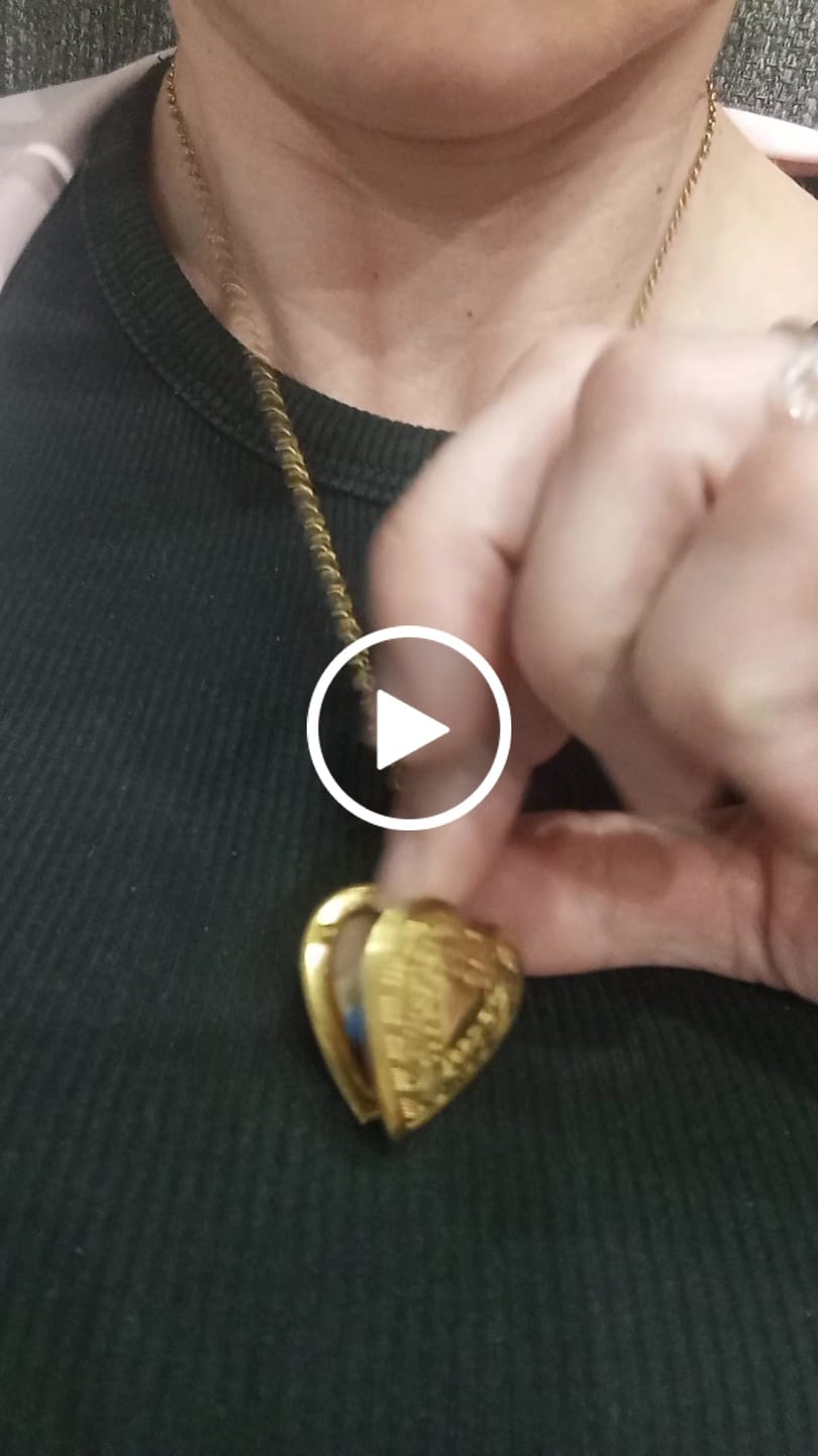 Customer video review of Collana con Foto custodita nel Cuore e Dedica Personalizzata