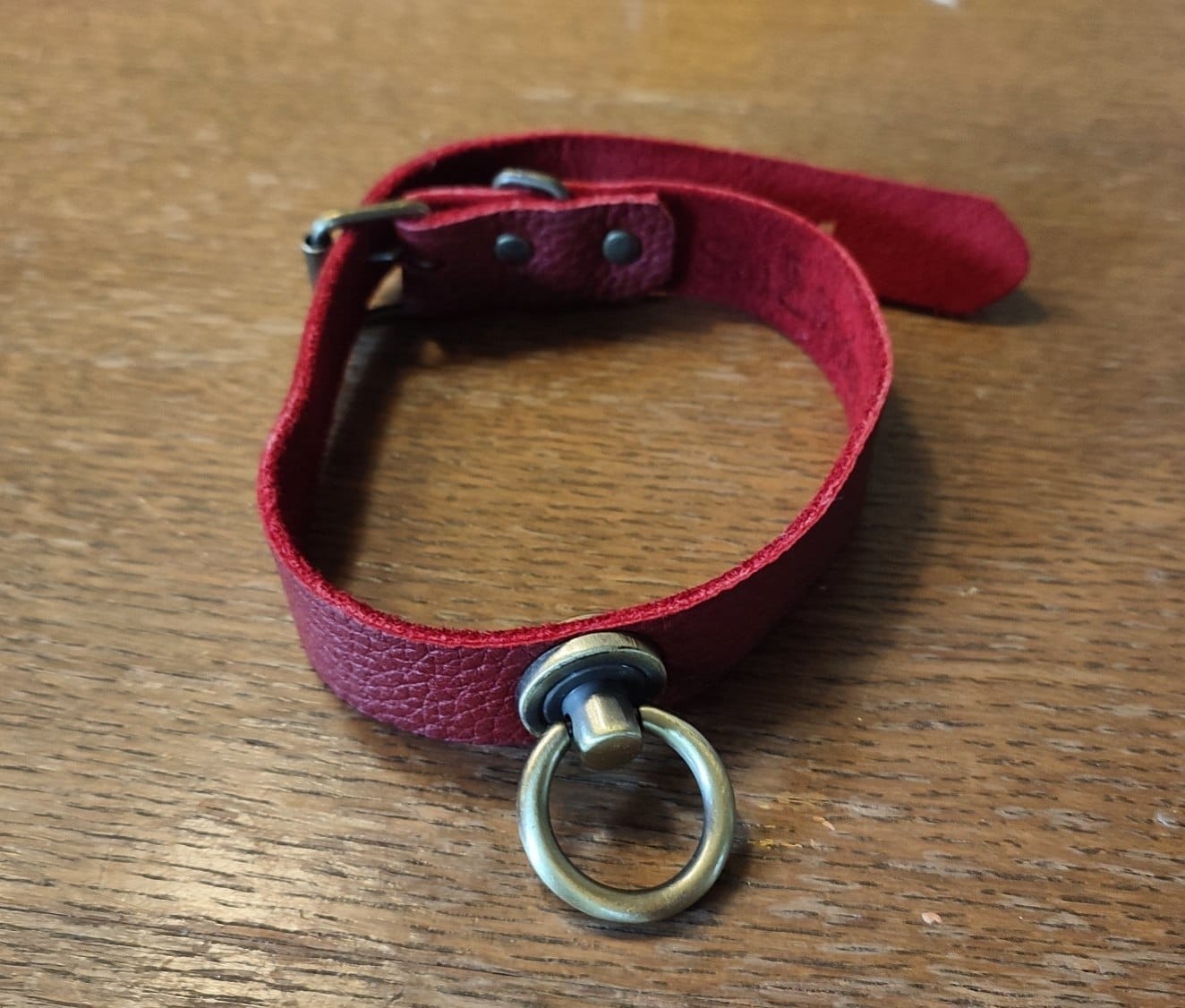 Customer photo review of SiaLinda: Halsband Elchleder aus Finnland, rot, pur oder mit O-Ring nach Wahl