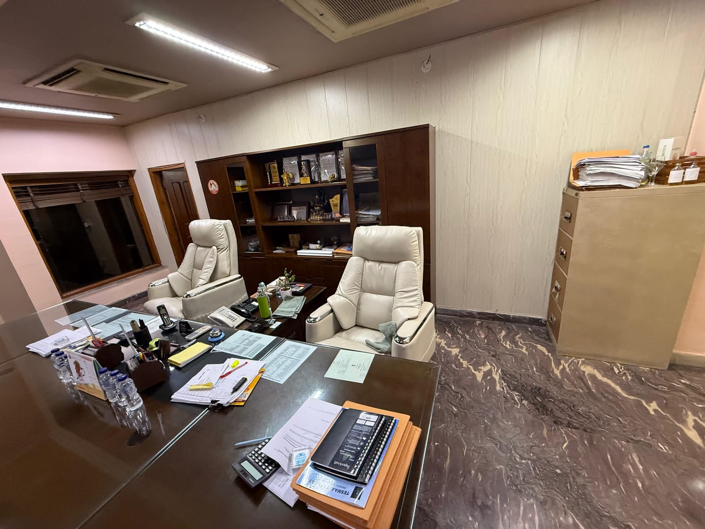 Customer photo review of Ettorez MAGNUS Premium Leatherette Office Recliner