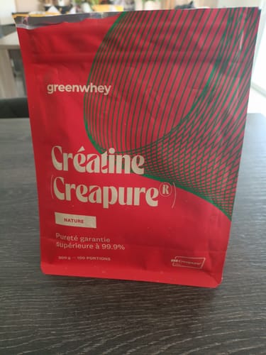 Le sachet rouge de Créatine Creapure® de la marque Greenwhey, posé sur une table par un client.