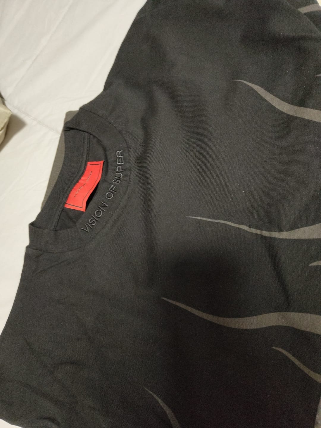 Customer photo review of T-shirt VISION OF SUPER nera con fiamma corrosive nera