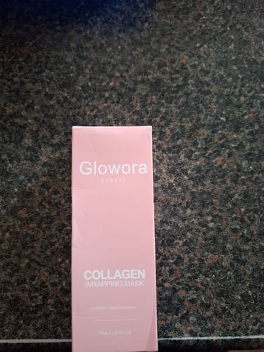Klant toont de roze verpakking van het Bio-Collageen Masker.