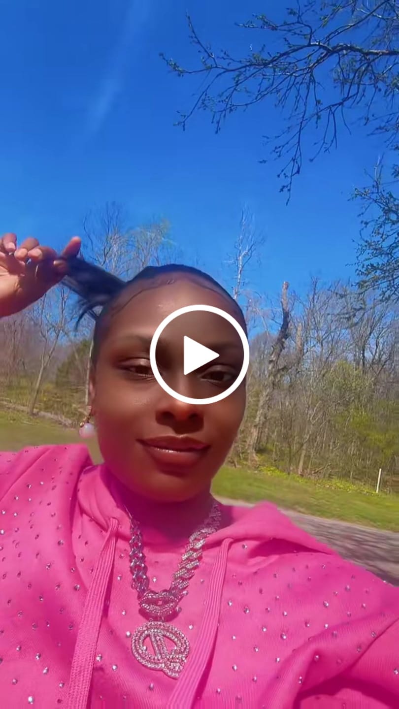Customer video review of LUXIIVA® LIPS INITIAL PENDANT(Ready to Ship)