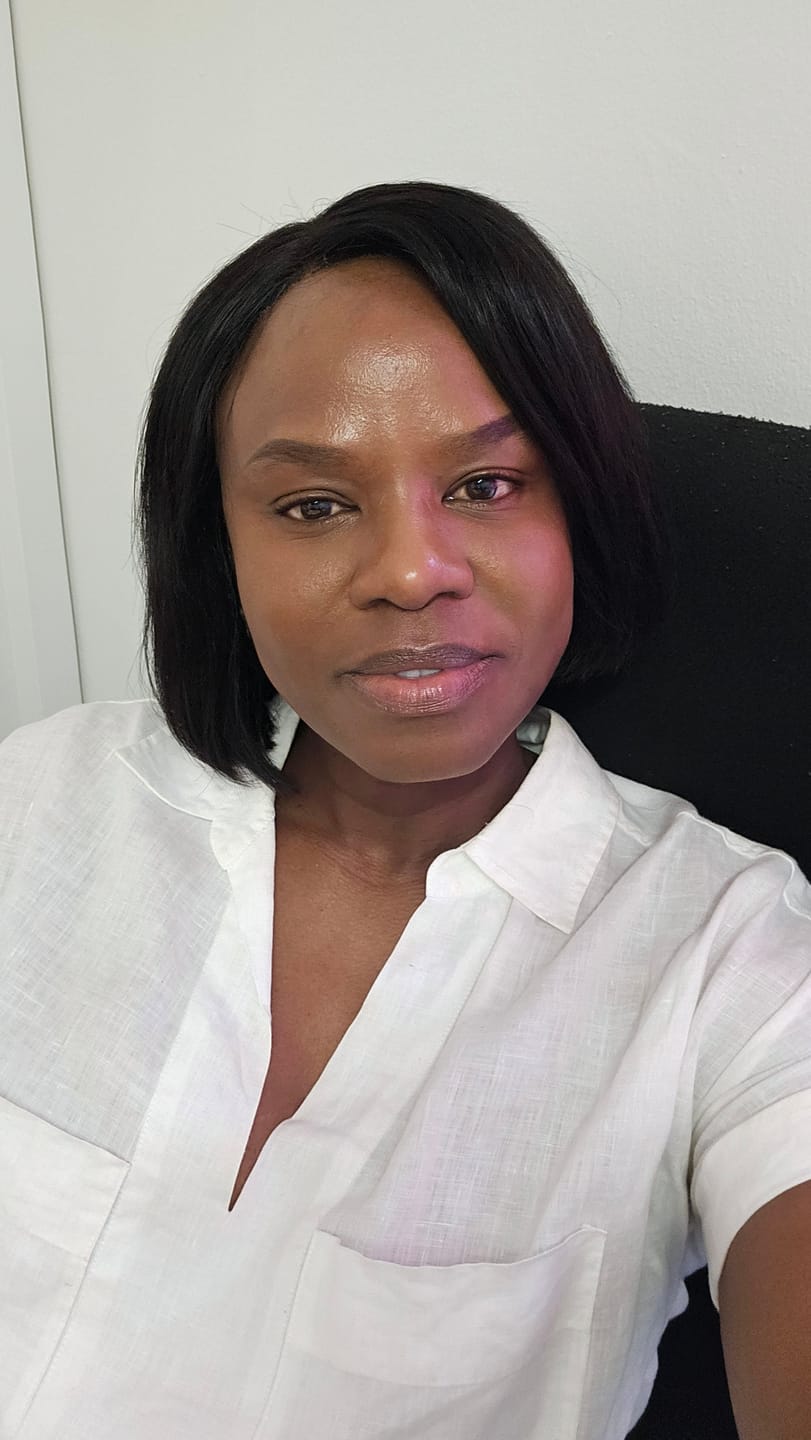 Customer photo review of Pre Cut Peruvian 5x5 Lace Wig Blunt Bob 8 Inch