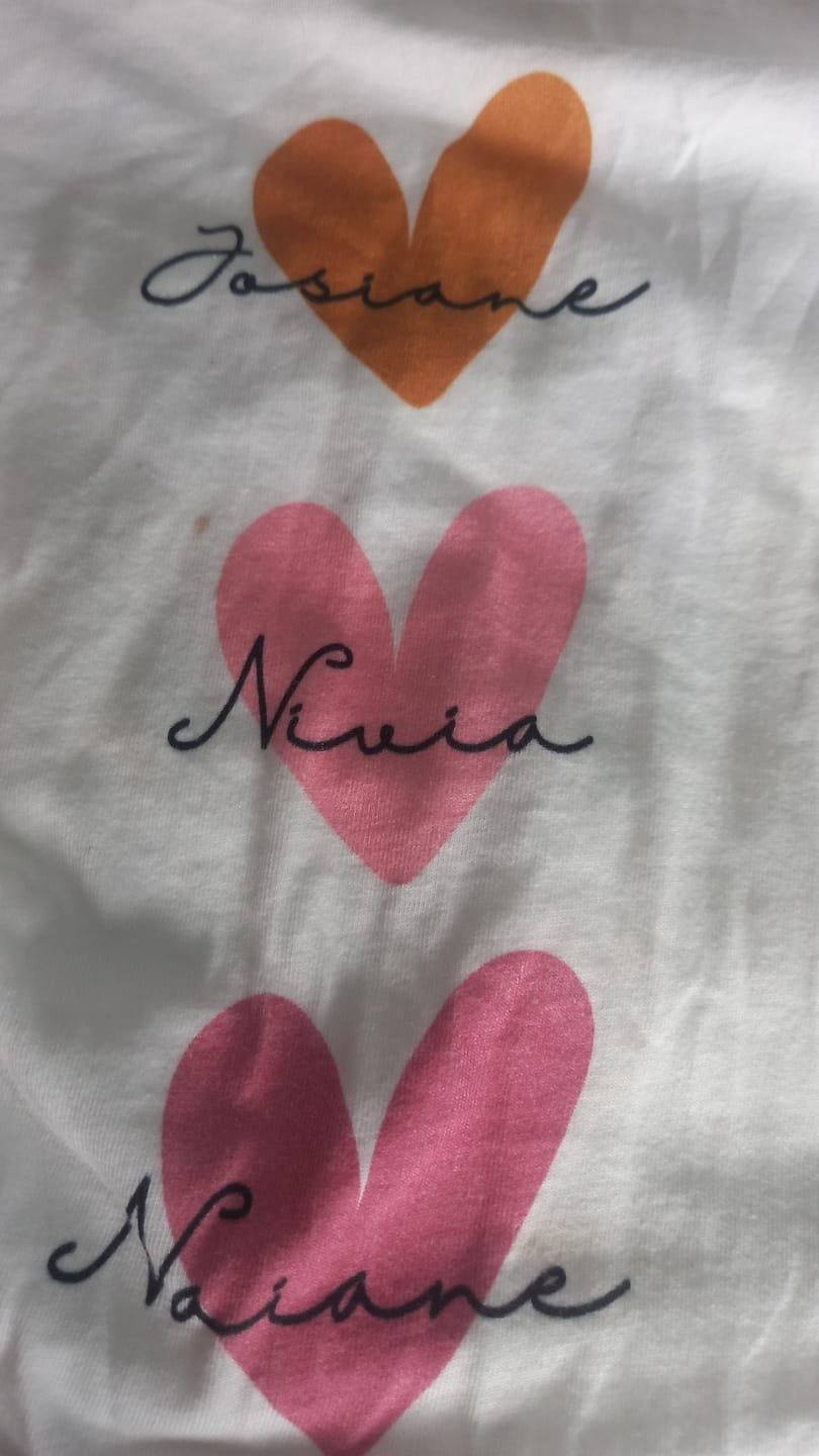 Customer photo review of Camiseta Personalizada - CORAÇÕES E NOMES (Até 5 nomes) - 100% Algodão