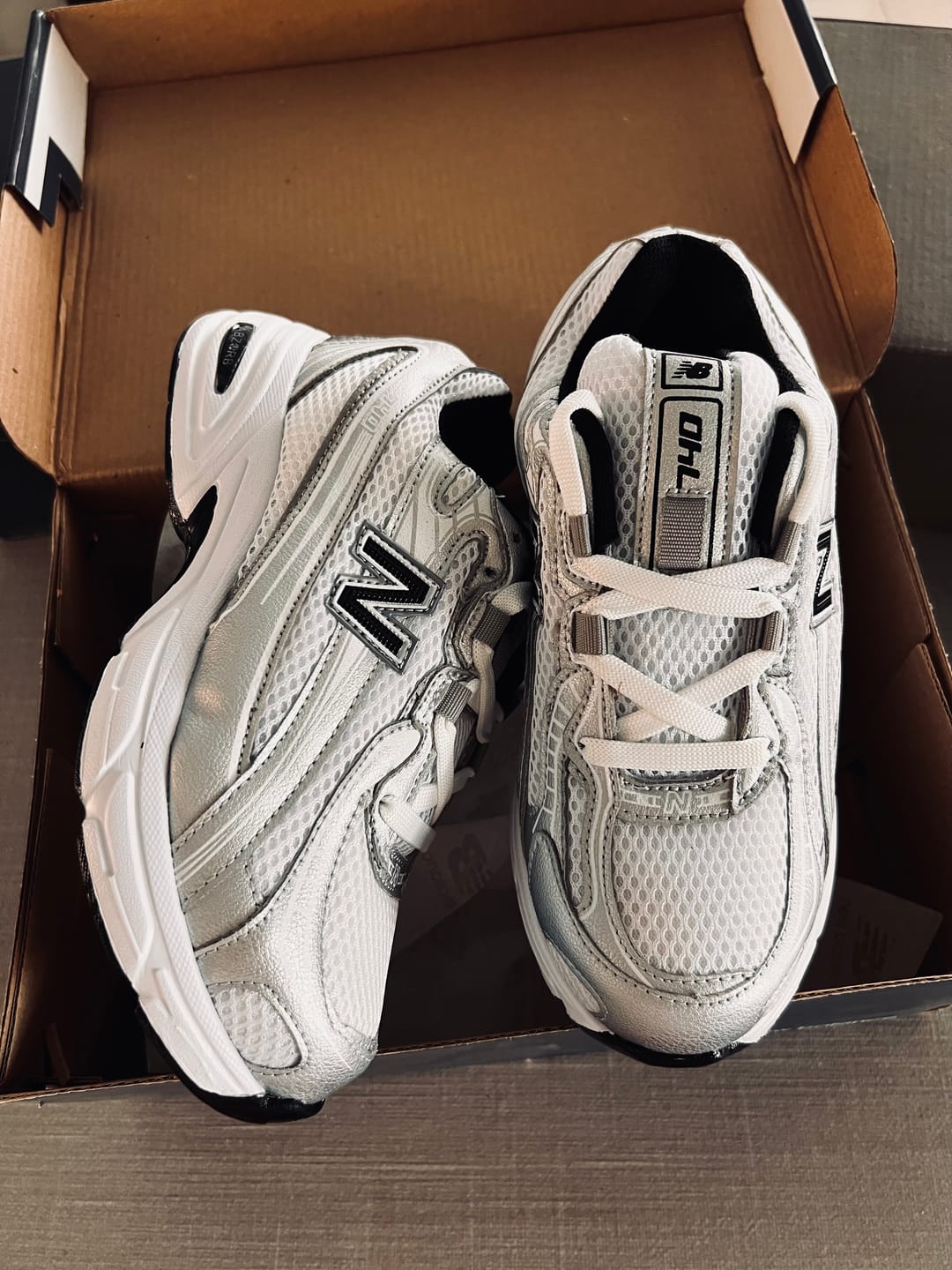 Customer photo review of Tenis New Balance 2520 Blanco Negro Plata 1.1 Premium