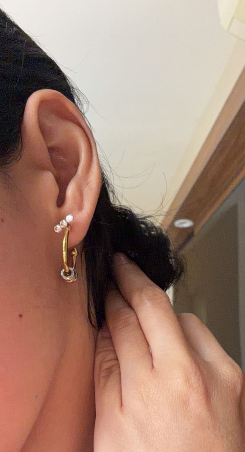 Customer photo review of Par Arracada Con Tres Aros Combinados