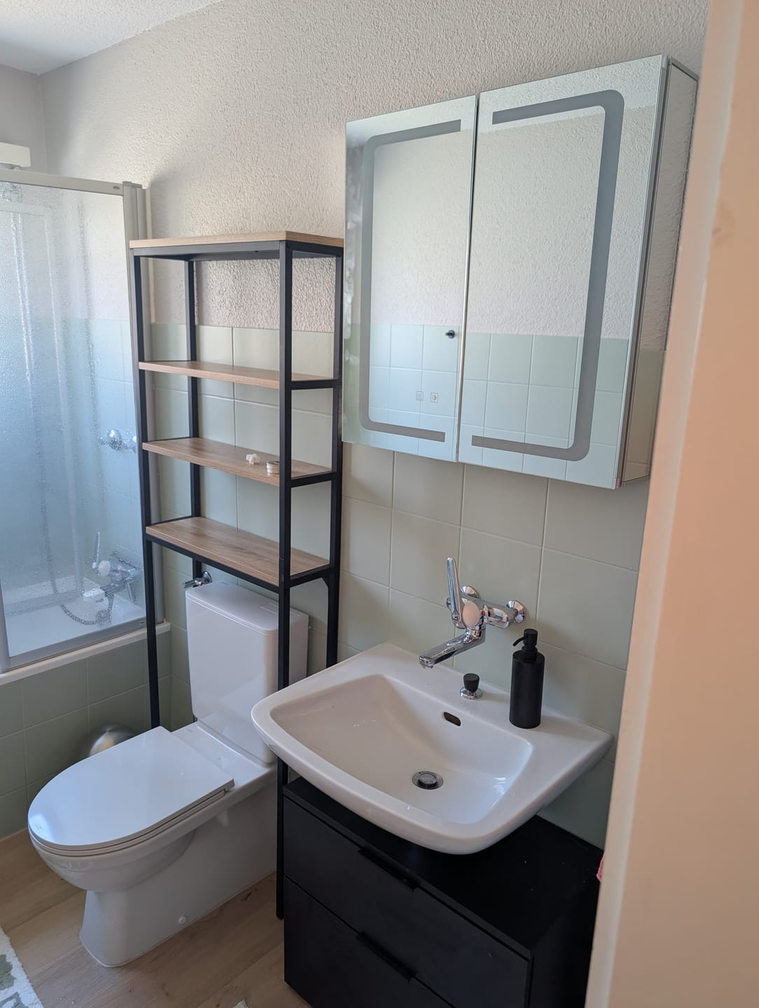 Customer photo review of SONNI Aluminum Spiegelschrank mit Beleuchtung Badezimmer verstellbare Einlegeböden wasserdicht beschlagfrei mit Touchschalter und Steckdose