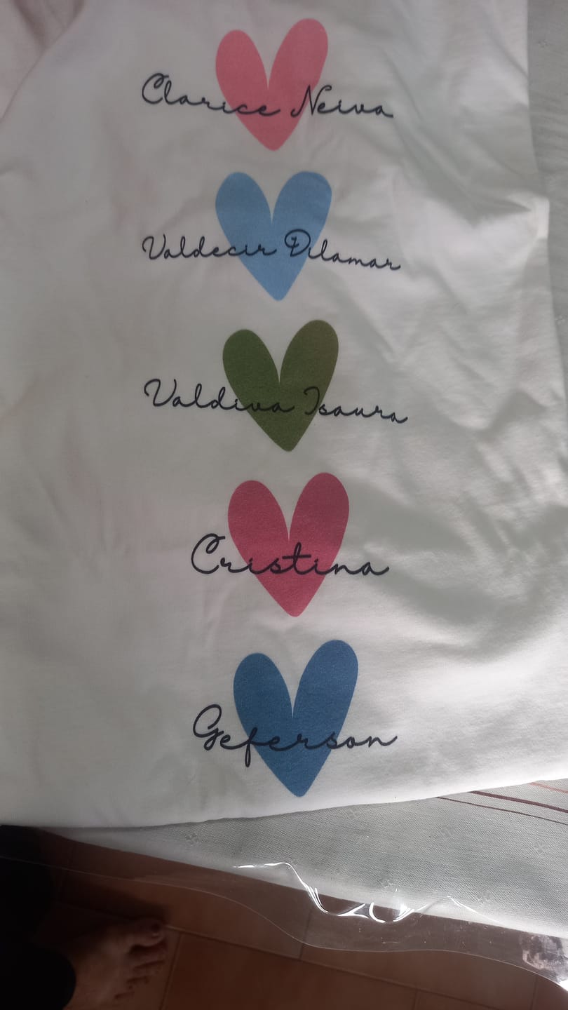 Customer photo review of Camiseta Personalizada - CORAÇÕES E NOMES (Até 5 nomes) - 100% Algodão
