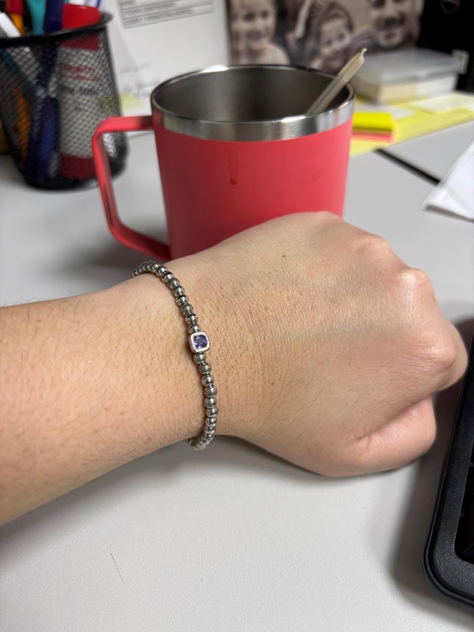 Customer photo review of Pulsera Plateada Bolitas Birthstone Cuadrado
