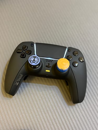 レビュアーが撮影した、カスタムスティック付きの黒いVoid INTUITIONコントローラー。