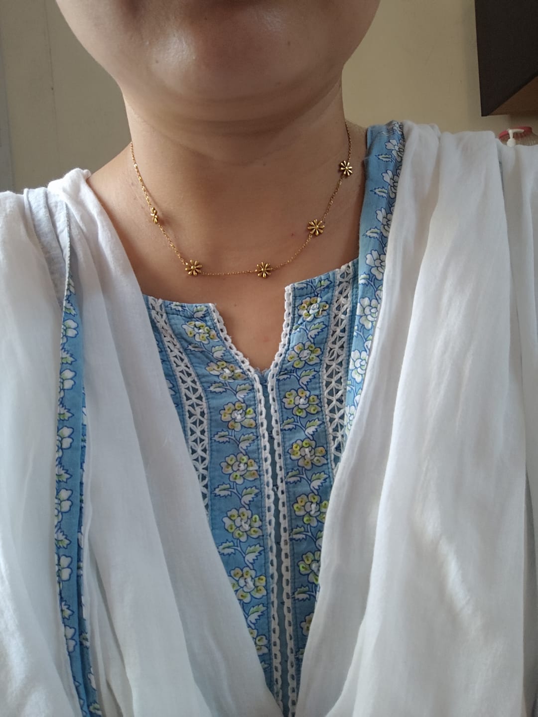 Customer photo review of Daisy Flower Necklace