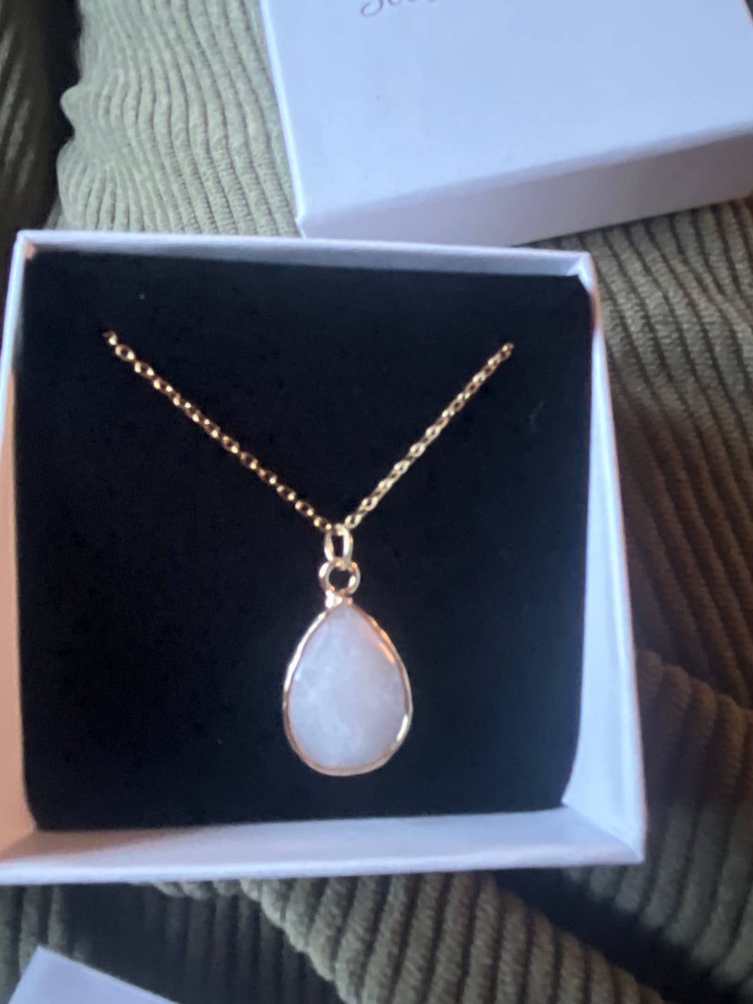 Customer photo review of Mondstein Halskette mit 14K Gold Kette