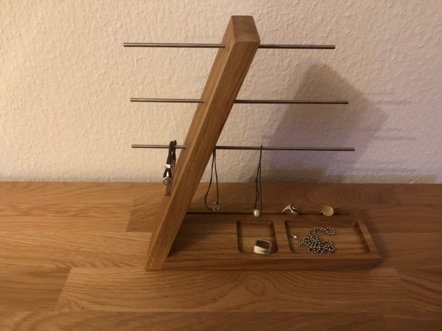 Customer photo review of Handgefertigter Schmuckständer – Ada aus edlem Eichen-Massivholz