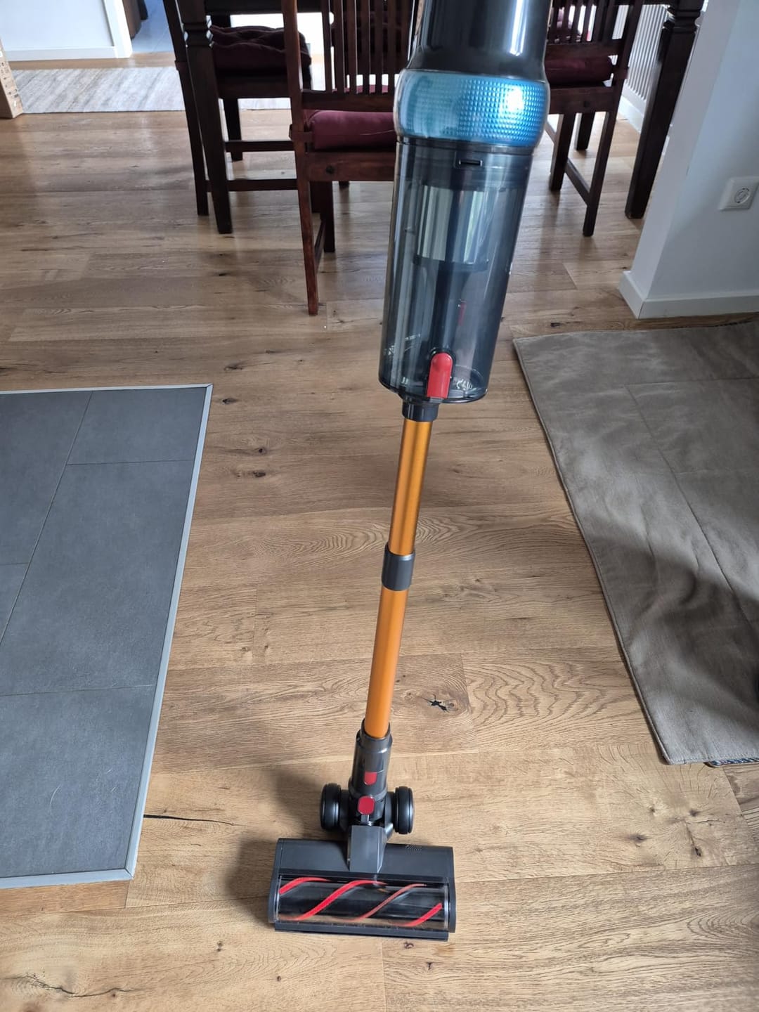 Customer photo review of Ultra-starker Akku-Staubsauger mit automatischer Stauberkennung / Bis zu 60 Minuten Laufzeit / Beutelloser Staubsauger für Teppiche, Hartböden & Tierhaare 600 W