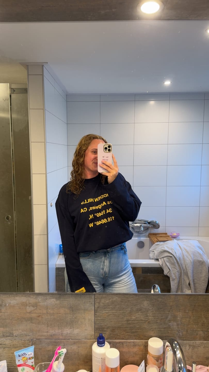 Customer photo review of VINTAGE LOGO LONGSLEEVE T-SHIRT AMBER/NAVY