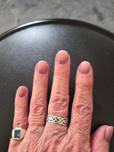 Hand einer Kundin mit aufgetragenen 'Evening Out Ombré' UV Gel Nagel-Wraps auf kurzen Nägeln.
