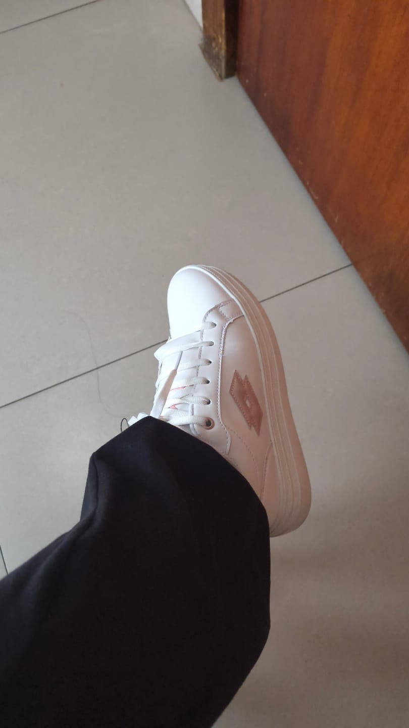 Customer photo review of Tenis Baute Women