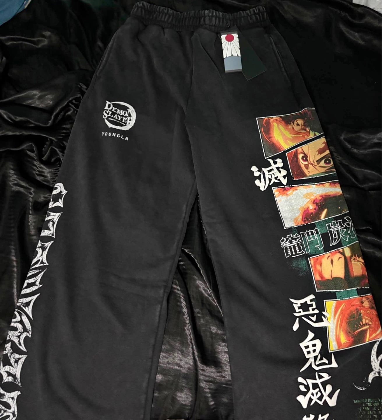 Customer photo review of 2153 - Demon Slayer: Kimetsu no Yaiba - Sweats