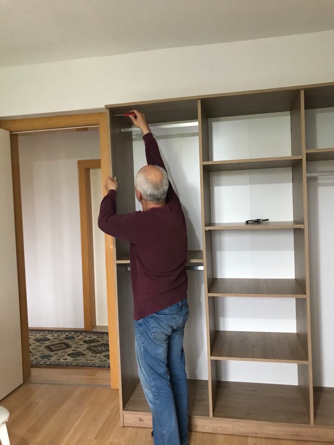 Customer photo review of Rani BA113 Geniş Gardırop Elbise Dolabı 6 Kapaklı 2 Çekmeceli 5 Raflı 3 Askılı Sepet Ceviz - Beyaz